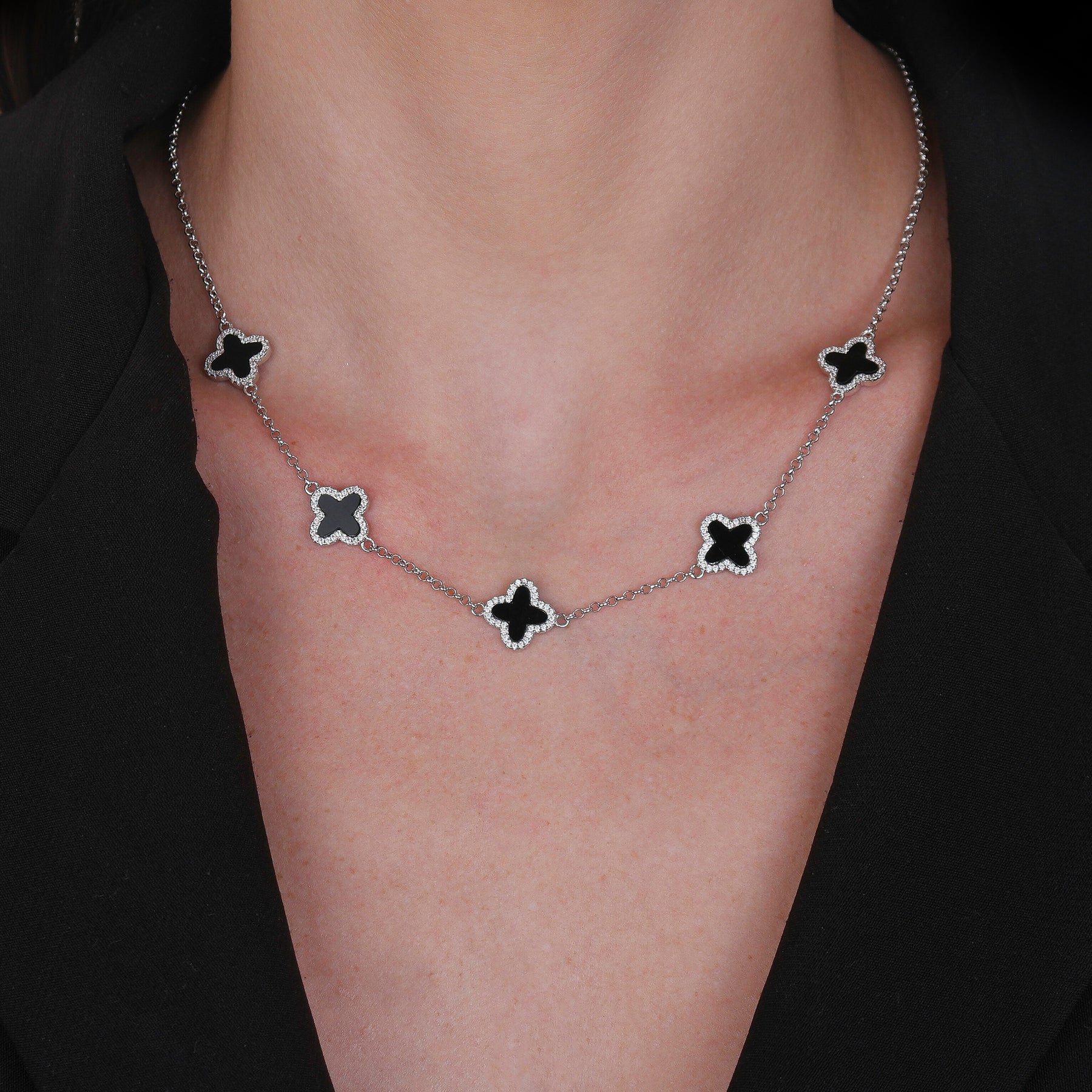 Colar Aurora Prateado de Trevos Pretos Cravejados de Zircônia