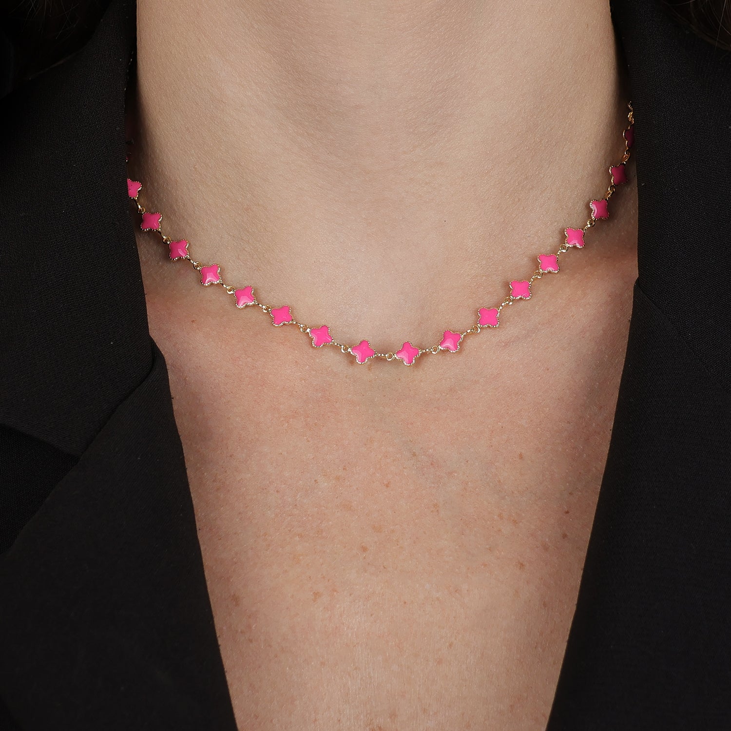 Colar Aurora Dourado de Trevos Rosas