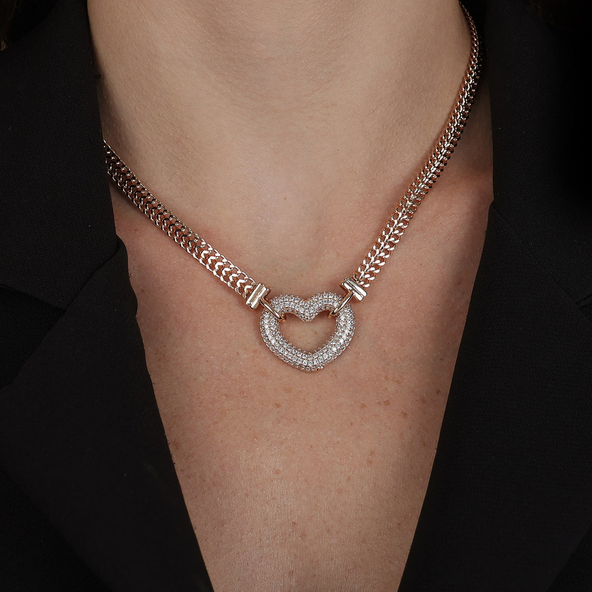 Chocker Passion Dourada de Coração Vazado Crevejado com Zircônia