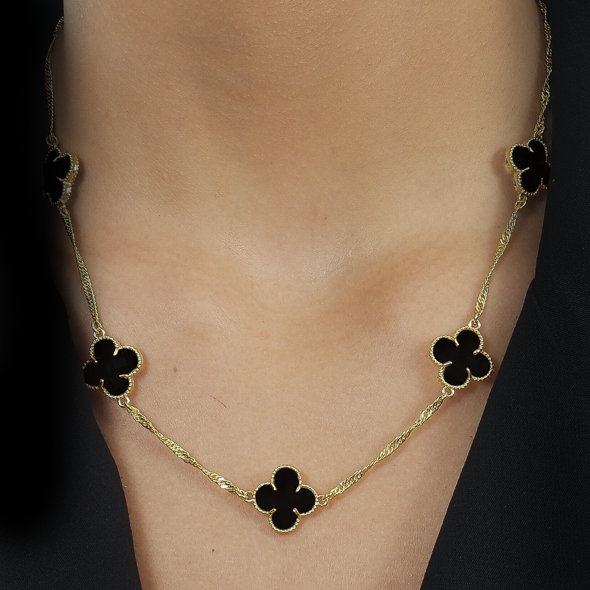 Colar Aurora  Dourado 5 Trevos Preto