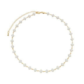 Colar Dourado com Trevos Brancos