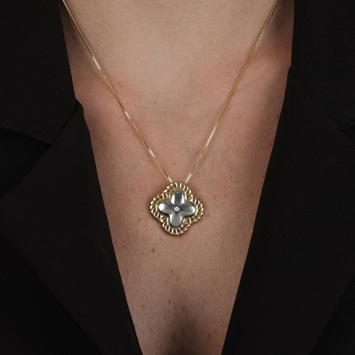 Colar Aurum Dourado e Prateado de Flor