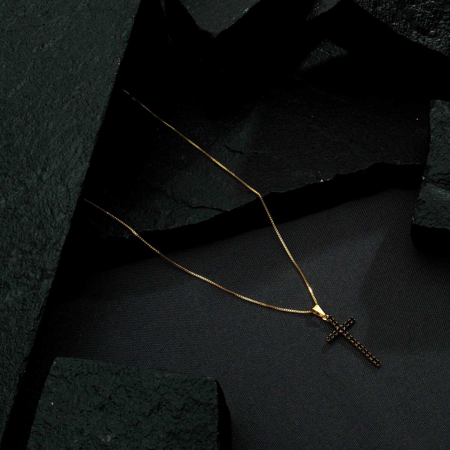 Colar Aurora  Dourado de Cruz Cravejado de Pedra Natural Negra