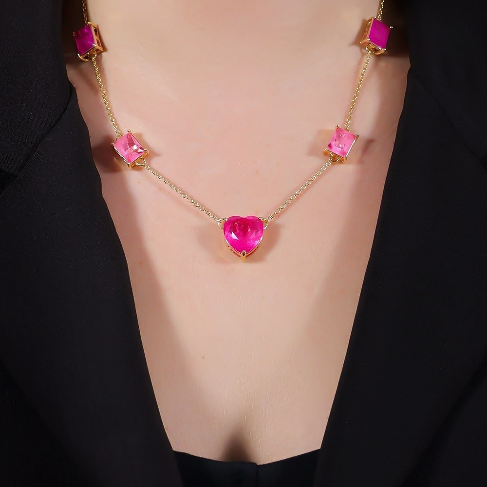 Colar Aurora Dourado de Pedras Coração e Retângulos Rosas