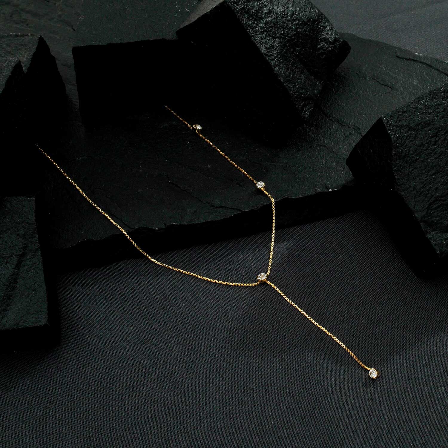 Colar Sirius Dourado Gravatinha com Pontos de Luz em Zircônia