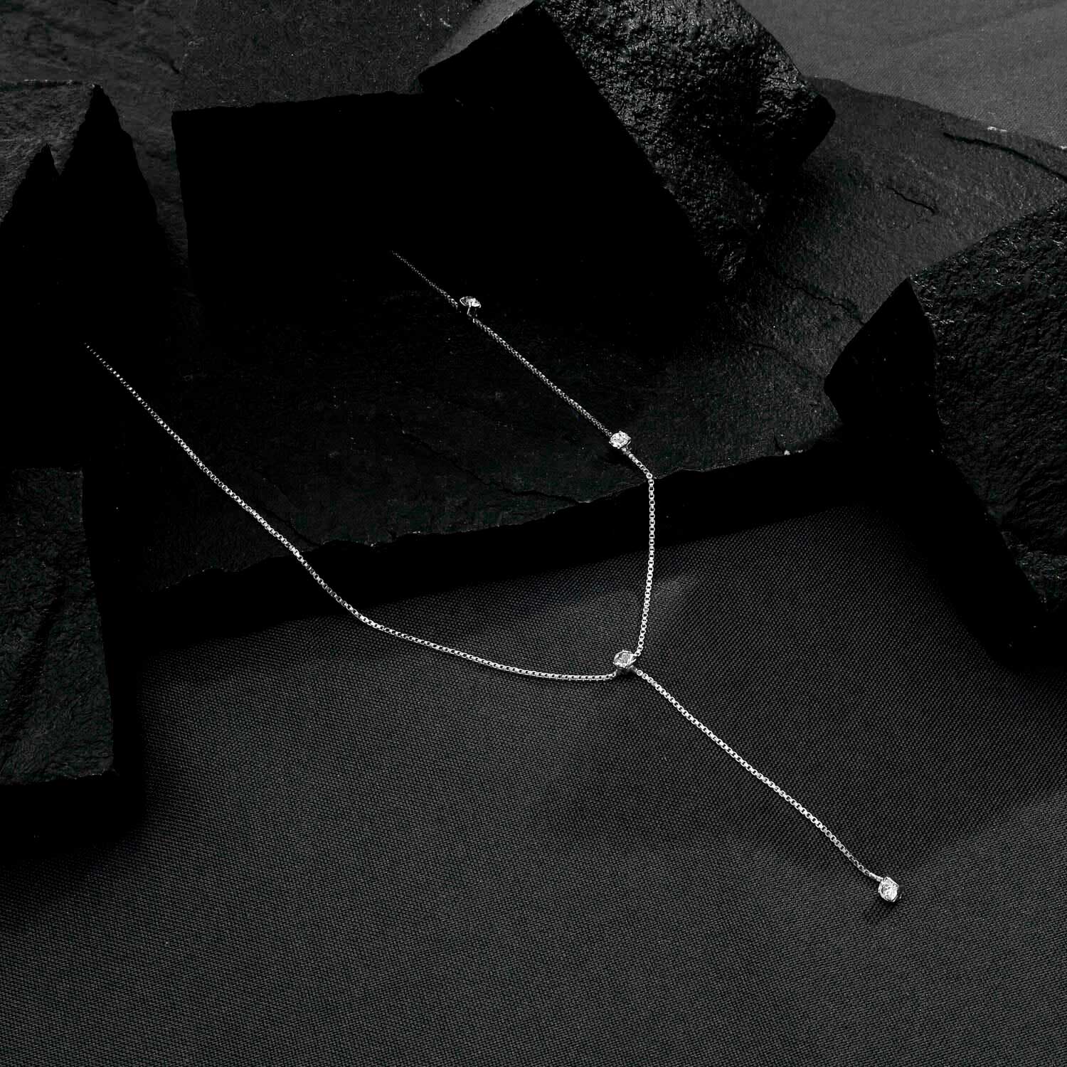 Colar Agata Prateado Gravatinha com Pontos de Luz